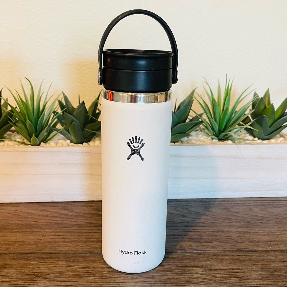 Hydro Flask Classic White Bottle with Black flex sip Lid - insulated 20 oz/591mL